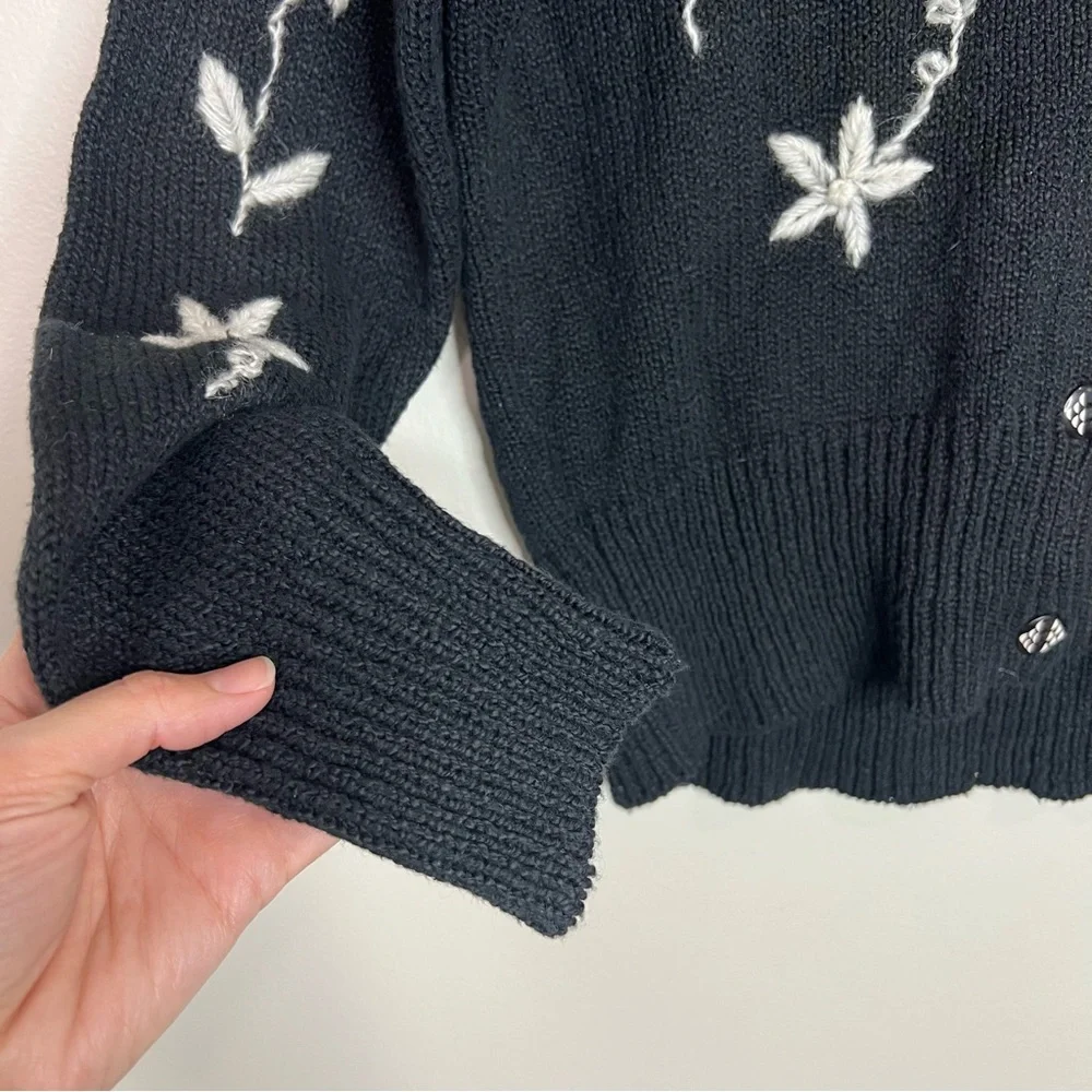 Whitewash Ladimir black and white floral stitch cardigan sweater size Medium